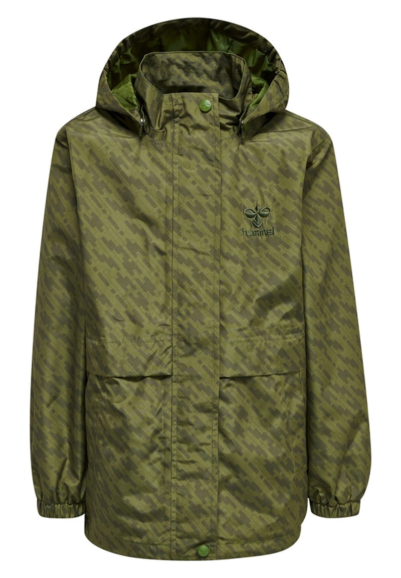 Grön vattentät jacka med kamouflage-mönster, med en huva, elastiska ärmar, två fickor fram och en logotyp på bröstet.