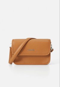 Torbica čez ramo iz barvane kože, z magnetnim poklopcem, srebrnim logotipom Lacoste spredaj ter nastavljivim trakom.