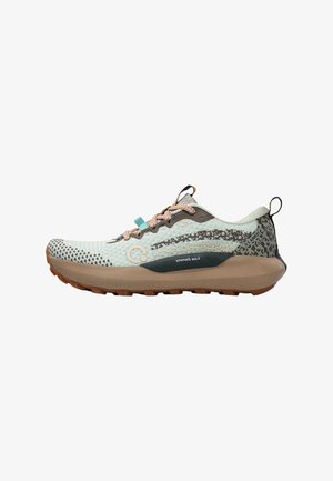 Zapatilla de trail running verde claro y marrón con parte superior estampada, suela color canela, tiradores y amortiguación de baja densidad visible en el lateral.