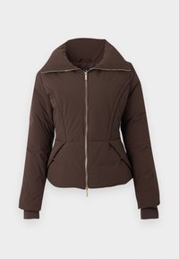 Veste matelassée marron foncé avec fermeture éclair à l'avant, col montant, deux poches avant et poignets ajustés aux manches longues.