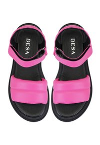 Schwarze Sandalen mit gepolsterten, pinken Riemen und verstellbaren Knöchelriemen. Mit einer dicken Sohle; "DESA"-Logo auf der Innensohle aufgedruckt.
