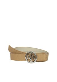 Cintura in pelle beige con finitura testurizzata, dotata di una fibbia con logo argentato. La cintura è elegante e presenta più fori per la regolazione.