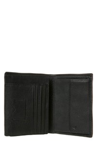 Cartera de cuero negro con acabado texturizado, que cuenta con compartimentos para tarjetas, un bolsillo lateral y un forro interior suave. Diseño compacto y funcional.