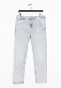 Světle šedé džíny z denimu zavěšené na černém věšáku, s rovnými nohavicemi, pěti kapsami a zapínáním na knoflík.