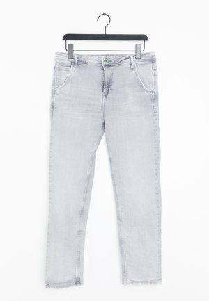 Jeans de mezclilla gris claro exhibidos en un perchero negro, que presentan un diseño de corte recto, cinco bolsillos y un cierre de botón.