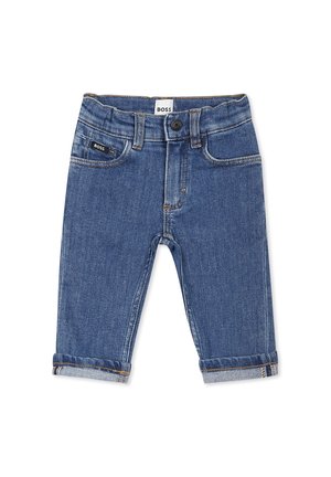 Blå denimjeans i størrelse til småbørn med opbukede ben, forreste knap, lommer og BOSS-mærker på linning og lomme.