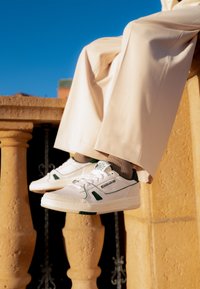 Reebok Classic Matalavartiset tennarit - white