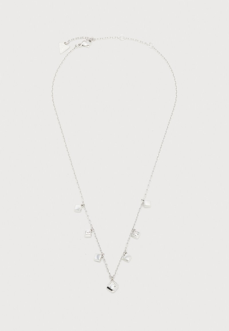 Λεπτό ασημένιο κολιέ αλυσίδας με επτά μικρά τετράγωνα μενταγιόν τοποθετημένα ομοιόμορφα, το καθένα περιέχει μια διαυγή πέτρα.