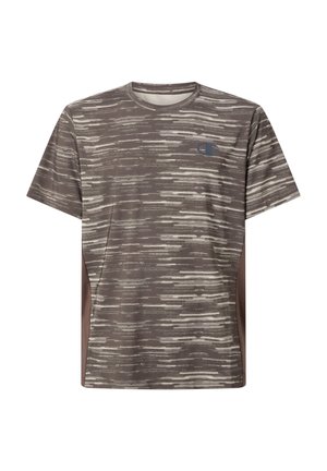 Καφέ και μπεζ αθλητική κοντομάνικη μπλούζα με μοτίβο, στρογγυλή λαιμόκοψη και μικρό λογότυπο στο αριστερό μέρος του στήθους.