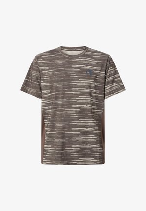 Brązowa i beżowa krótka koszulka sportowa z wzorem, z okrągłym dekoltem i małym logo na lewej piersi.