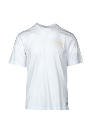 T-shirt en coton blanc à manches courtes, col rond, avec un petit logo jaune sur la poitrine et une étiquette sur le côté inférieur.