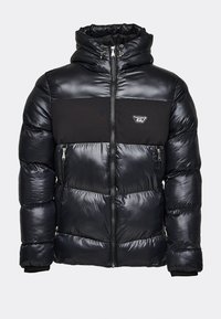 Schwarze Pufferjacke mit glänzender Oberfläche, mit einem Reißverschluss vorne, zwei Seitentaschen und einem kontrastierenden mattschwarzen Einsatz über der Brust.