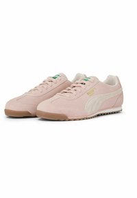 Adidași roz din suede cu un accent bej pe laterale, talpă intermediară albă și talpă exterioară din cauciuc texturat. Prezintă sistem de închidere cu șireturi și detalii cu logo.