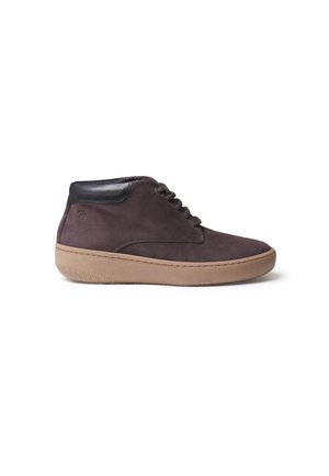 Botas de tobillo de ante marrón con punta redondeada, detalles en cuero negro, cordones en la parte delantera y suela de goma para tracción.