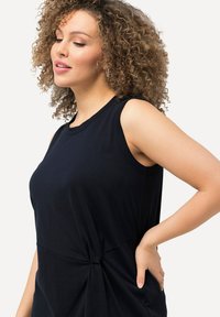 Ulla Popken DRAPIERT RUNDHALS ÄRMELLOS - Top - navy blue