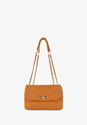 Sac à main en cuir orange matelassé avec une bandoulière en chaîne, doté d'un fermoir en métal doré et d'une forme rectangulaire structurée.
