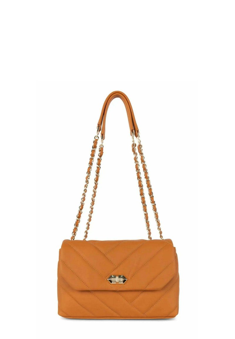 Sac à main en cuir orange matelassé avec une bandoulière en chaîne, doté d'un fermoir en métal doré et d'une forme rectangulaire structurée.