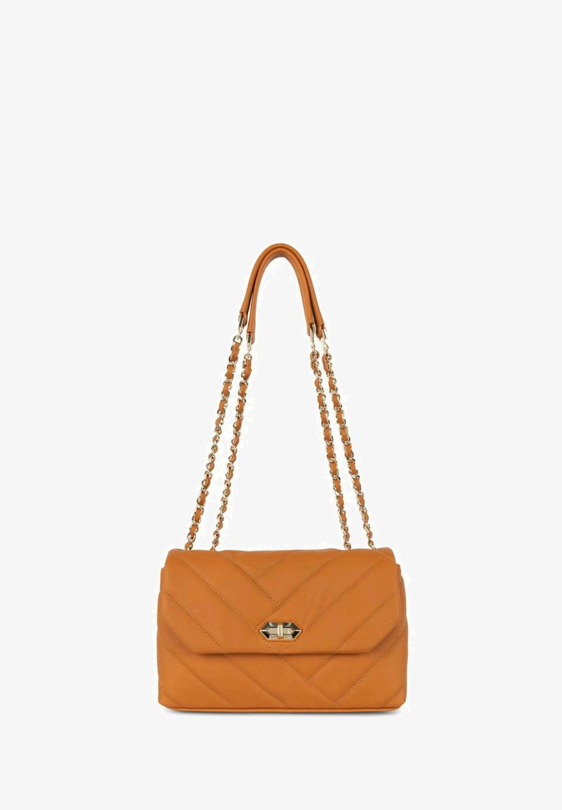 Sac à main en cuir orange matelassé avec une bandoulière en chaîne, doté d'un fermoir en métal doré et d'une forme rectangulaire structurée.