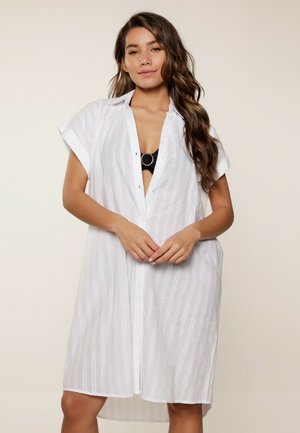 Abito camicia bianco, lunghezza ginocchio, con maniche corte, righe verticali e chiusura a bottoni. Tessuto leggero, vestibilità casual, non foderato.