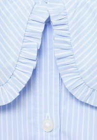 Vaaleansininen raidallinen paitakangas, jossa on röyhelökaulus, valkoinen nappi kauluksessa ja sileä pinta.