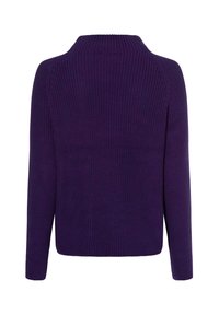 Lila gestrickter Pullover mit einem gerippten Muster, langen Ärmeln und einem hohen Kragen. Gerader Schnitt ohne Verzierungen.
