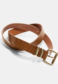 Brunt læderbælte med en glat tekstur, spænde i gylden tone og flere huller til justerbar størrelse. Klassisk design og funktionelt.