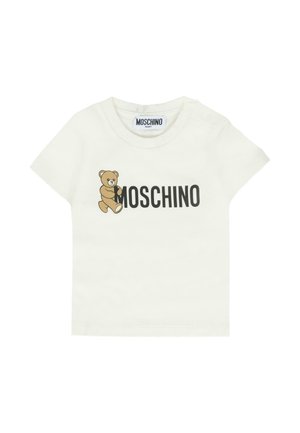 Witte baby T-shirt met een grafische teddybeer naast de vetgedrukte zwarte tekst "MOSCHINO" aan de voorkant en drukknoopjes op de schouder.