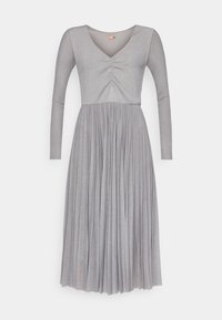 Robe grise à manches longues avec col en V, corsage froncé et jupe midi plissée, présentée sur un fond blanc uni.