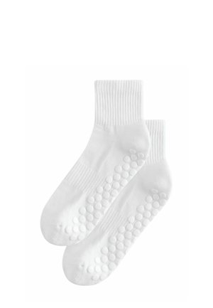 Paar weiße Knöchelsocken mit rutschfesten Gummipunkten an den Sohlen, gerippte Bündchen, für Halt und Komfort konzipiert.