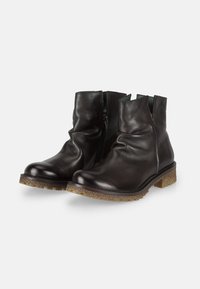 Stivaletti in pelle nera con suola testurizzata, chiusura con zip laterale e design superiore leggermente arricciato, dotati di tacco basso a blocco.