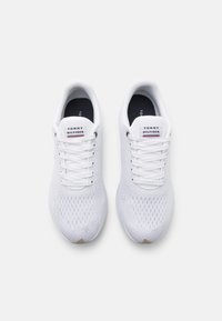 Tommy Hilfiger LIGHTWEIGHT RUNNER  - Sneaker low - white