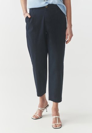 Pantaloni blu navy, a vita alta e cropped, realizzati in un tessuto leggero con tasche laterali, fronte piatto e chiusura con un singolo bottone.
