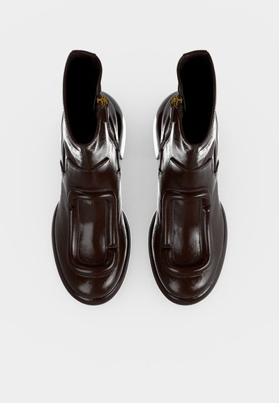 Paire de bottines en cuir marron foncé brillant avec bout carré et fermeture éclair sur le côté intérieur, vue de dessus.