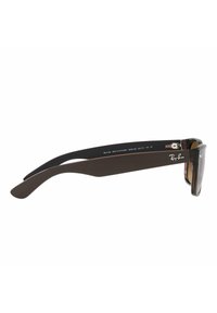 Occhiali da sole Ray-Ban marroni con montatura rettangolare, lenti marroni sfumate, una striscia nera sul braccio e dettagli del logo sulla tempia.