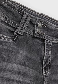 Črne jeans hlače iz jeansa z teksturiranim zaključkom, z dvignjeno zapenjavo na dva gumba in kontrastnim šivom vzdolž pasu in šivov.