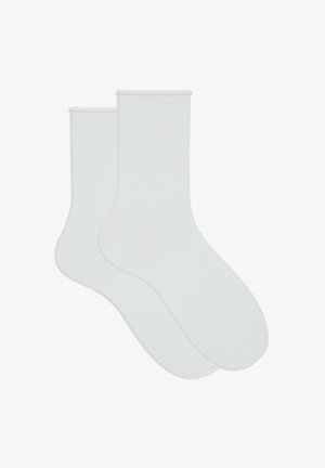Ein Paar schlichte, weiße, knöchellange Socken flach liegend, leicht überlappend, auf einem weißen Hintergrund.