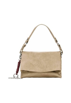 Sac à main en cuir beige avec une courte bandoulière, une fermeture à rabat embossée du mot Desigual, et un porte-clés rouge enroulé attaché.
