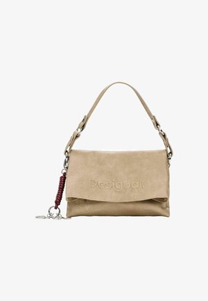 Sac à main en cuir beige avec une courte bandoulière, une fermeture à rabat embossée du mot Desigual, et un porte-clés rouge enroulé attaché.