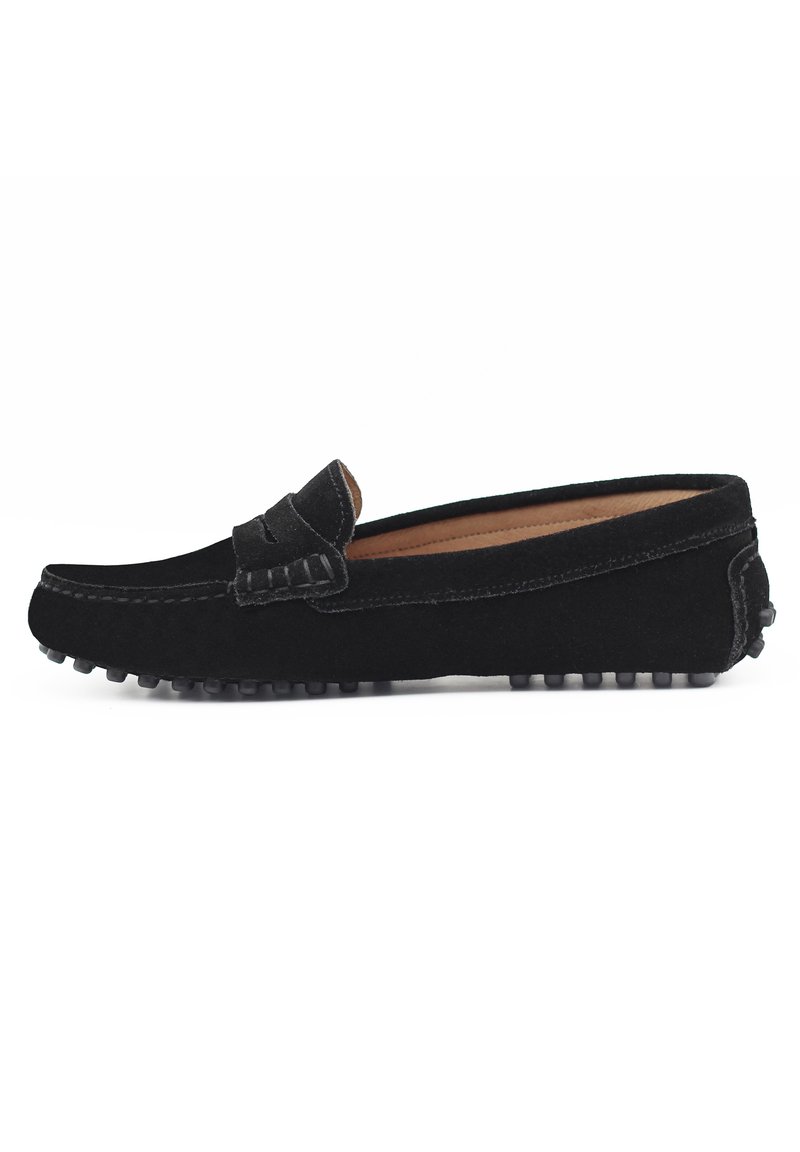 Schwarze Wildledermokassinschuhe mit runder Zehenform, genähten Details und Gummisohle. Mit dekorativem Riemen über dem Obermaterial.