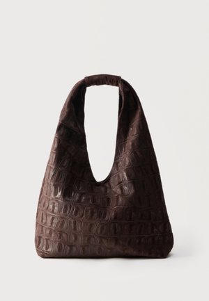 Sac à main en cuir brun foncé à texture crocodile, structure souple, avec une poignée arrondie ouverte en haut, sur un fond clair uni.
