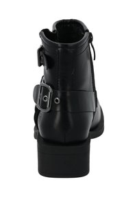 Botín negro de cuero hasta el tobillo que cuenta con un zipper lateral, correa ajustable con hebilla de metal y un tacón bajo y apilado. Acabado suave con un diseño minimalista.