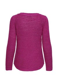 Maglione fucsia a maglia con maniche lunghe, scollo ampio e una trama testurizzata e morbida. L'orlo è leggermente curvato sul retro.