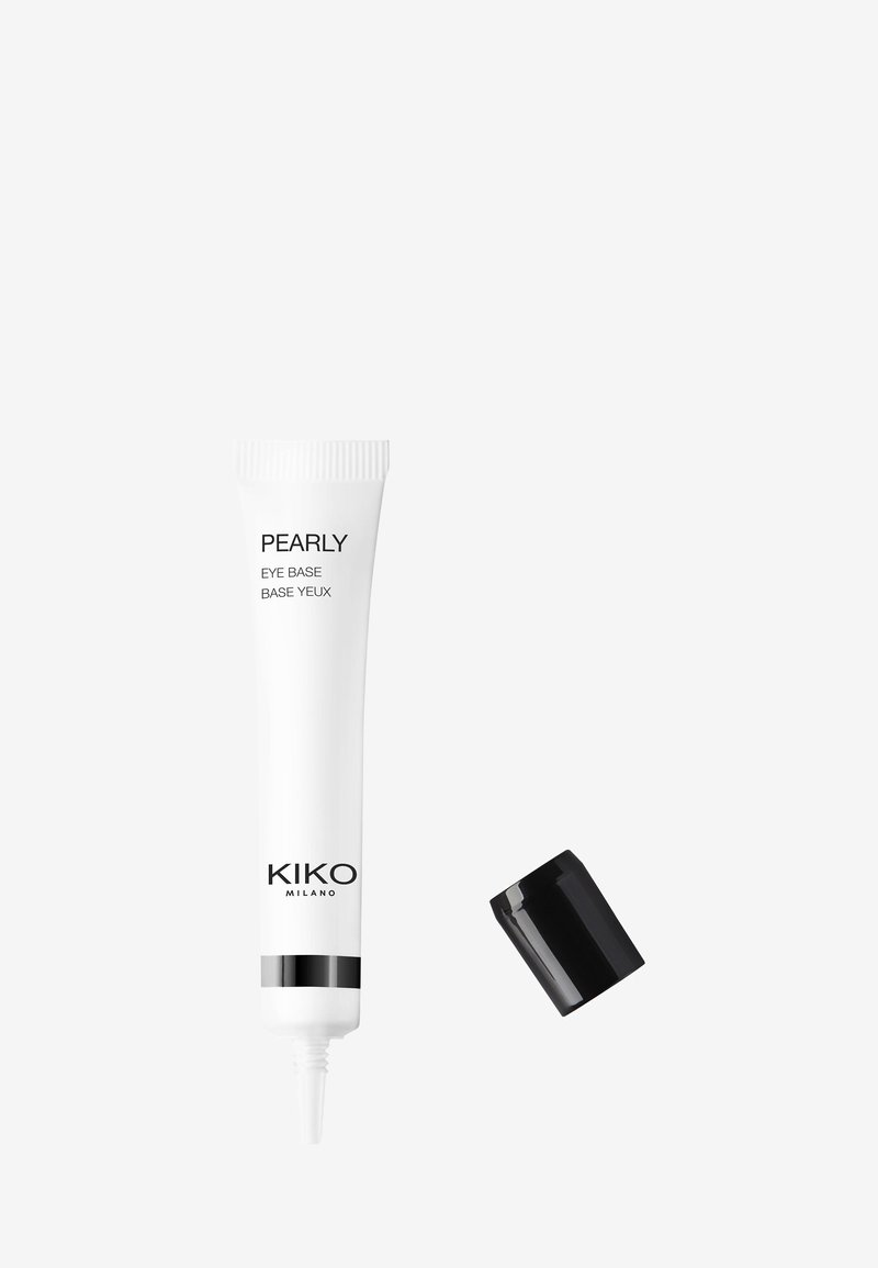 Weiße Tube der Kiko Milano Pearly Eye Base mit abgenommenem schwarzem Deckel, gezeigt vor hellem einfarbigem Hintergrund.