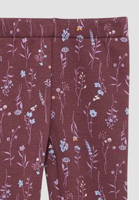 Bordowe legginsy z kwiatowym wzorem w jasnoniebieskim i kremowym kolorze, z małymi kwiatami i liśćmi na miękkim, teksturowanym materiale.