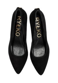 Czarne zamszowe szpilki z ostrym noskiem, z gładkim wnętrzem i złotym logo na wkładce.