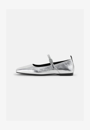 Ballet flat metálico prateado com bico afilado, tira no tornozelo com fivela ajustável, superfície texturizada e sola preta minimalista.