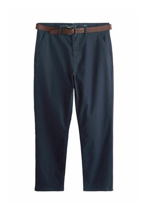 Granatowe spodnie elastyczne o prostym kroju, z przednimi kieszeniami, brązowym skórzanym paskiem oraz gładką teksturą materiału.