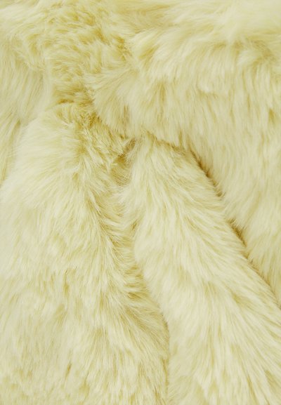 Tecido de pelagem falsa amarelo com uma textura suave e felpuda, apresentando um pelo ligeiramente irregular e um brilho rico, destacando a sua aparência volumosa.