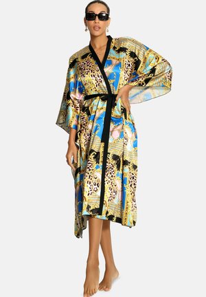  jedwabny kimono z czarnym paskiem, ozdobiony żywymi niebieskimi, złotymi i zwierzęcymi wzorami. Rozkloszowane rękawy i długość do kolan.