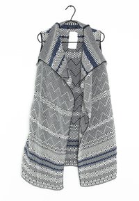 Cardigan senza maniche, motivo intrecciato in bianco e nero con accenti blu. Tessuto leggero, scollo drappeggiato e design aperto.